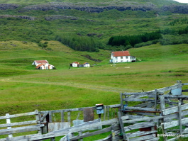 An abandoned farmhouse on the way to Glymur falls