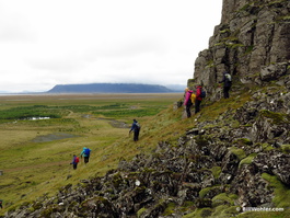 The final descent through the hexagonal boulders from the basalt columns