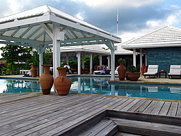 The pool (that&rsquo;s Denise and Steven in the background)