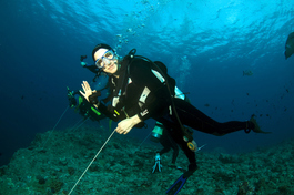 Um, Lori, isn't the regulator supposed to be inside your mouth? (Photo by John Schwind)