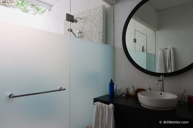 Indoor/outdoor bathroom at the Lembeh Resort