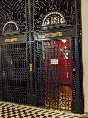 A dial indicates the floor on this old-style elevator in the Palacio Barolo