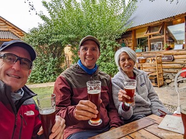 ...all the way to the pub, where I enjoy a beer with José and Uma at the La Cervecería Chaltén