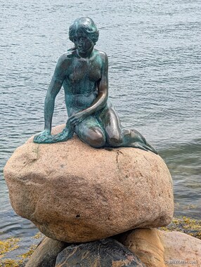 The very popular Little Mermaid (Den lille Havfrue) statue was made by Edvard Eriksen and unveiled in 1913.