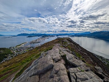 A panoramic view of &Aring;lesund and the surrounding islands, peninsulas, and fjords from the top of Sukkertoppen