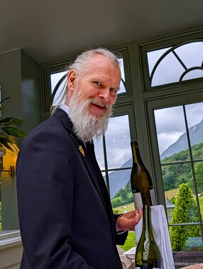 And Lars, our very entertaining sommelier, is ready to pour.