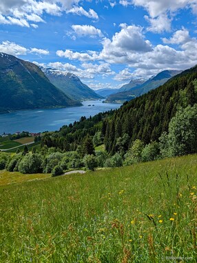 After descending a little further, the Oppstrynsvatnet opens up a long ways to the right.