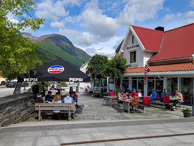 We stop for some snacks at the Stryn Kaffebar & Vertshus.