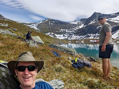 Bill and Lori slow down for a delicious lunch, while the wide-angle lens does Mats absolutely no favors.