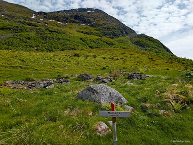 Yet another abandoned s&aelig;tra in an idyllic spot